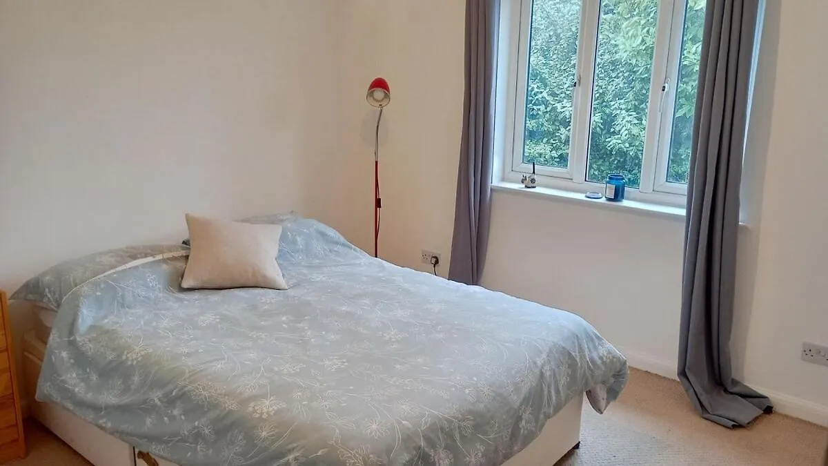 Apartment 2-Bedroom Split-Level Flat With Character Isleworth