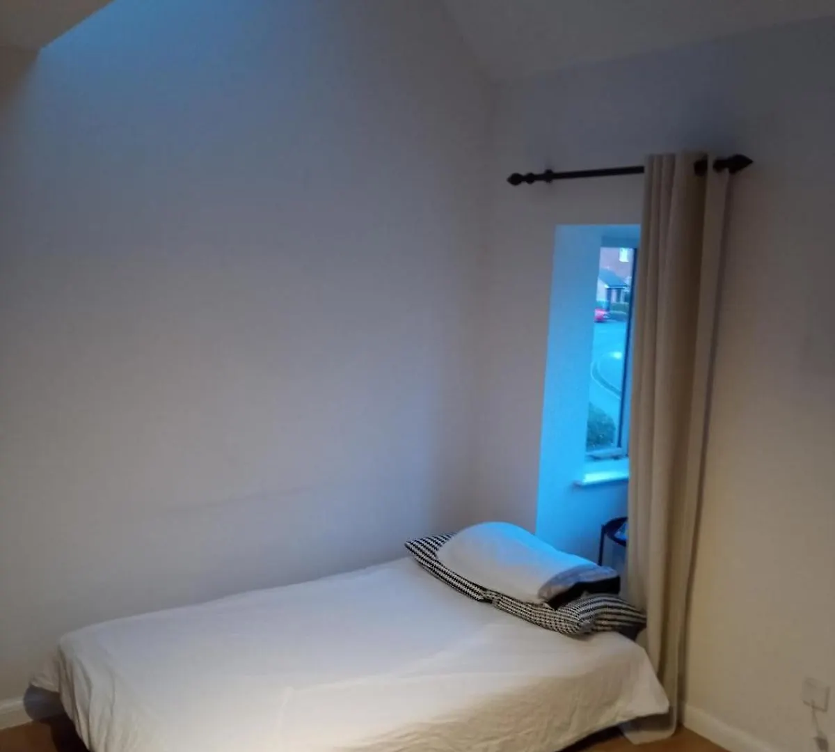 2-Bedroom Split-Level Flat With Character Isleworth Apartment